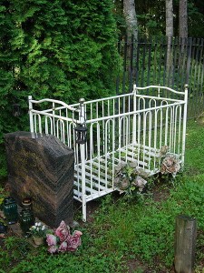 450px-Islamic_cemetery_in_Turku,_Kärsämäki,_a_child's_grave