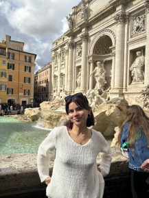 Katerina Anderson in front of the Trevi Fountain