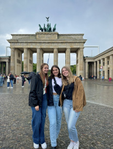 Meghan Vibbert and friends in front of Brandenburg Gate 