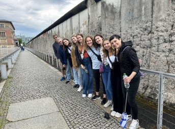 Bulldogs to Berlin and Beyond students and faculty in front of the Berlin Wall
