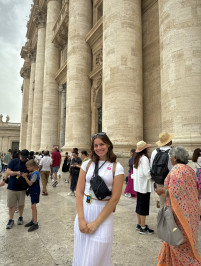 Meghan Vibbert standing in front of St Peter's Basillica 